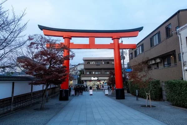 京都の夜明けの伏見稲荷