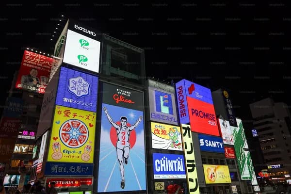 大阪の難波の夜・運河沿いで一杯